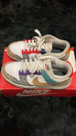 W Nike Dunk Low SE (Size 6)
