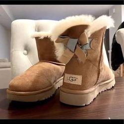 Womens 7 Uggs Bailey Mini Bow