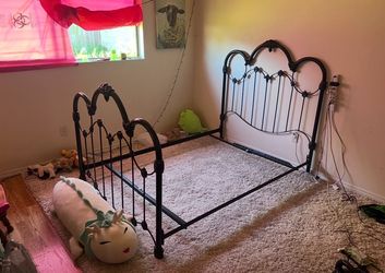 Vintage metal full size bed