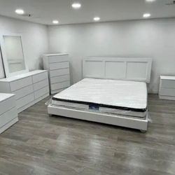 Bedroom Set *** Sold Separately Too ****** Juego De Cuarto **** Se Puede Vender Por Separado 