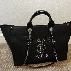 ChaNel Make Up Bag Authentic $50.00 for Sale in Concord, CA - OfferUp