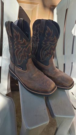 Men's work boots in excellent condition.