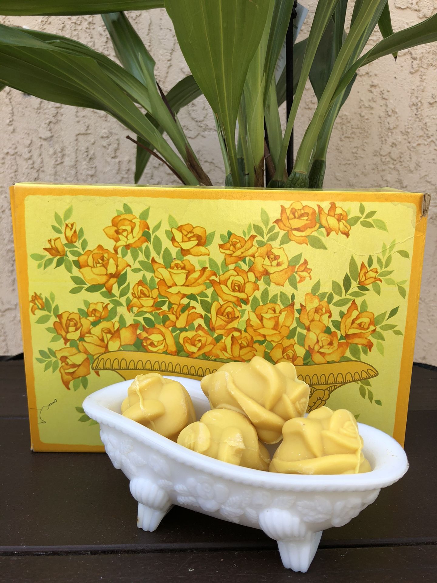 Vnt. Avon Beauty Buds soap dish & 4 hostess fragranced soaps