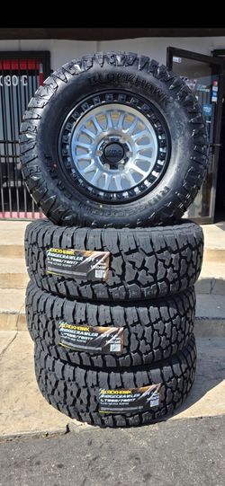 17" KMC w/ 35x12.50R17 RT tires