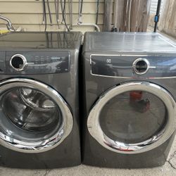 Electrolux gas washer and dryer with a three-month warranty in good condition. Free delivery in the Oakland area. Outside the Oakland area, a small fe