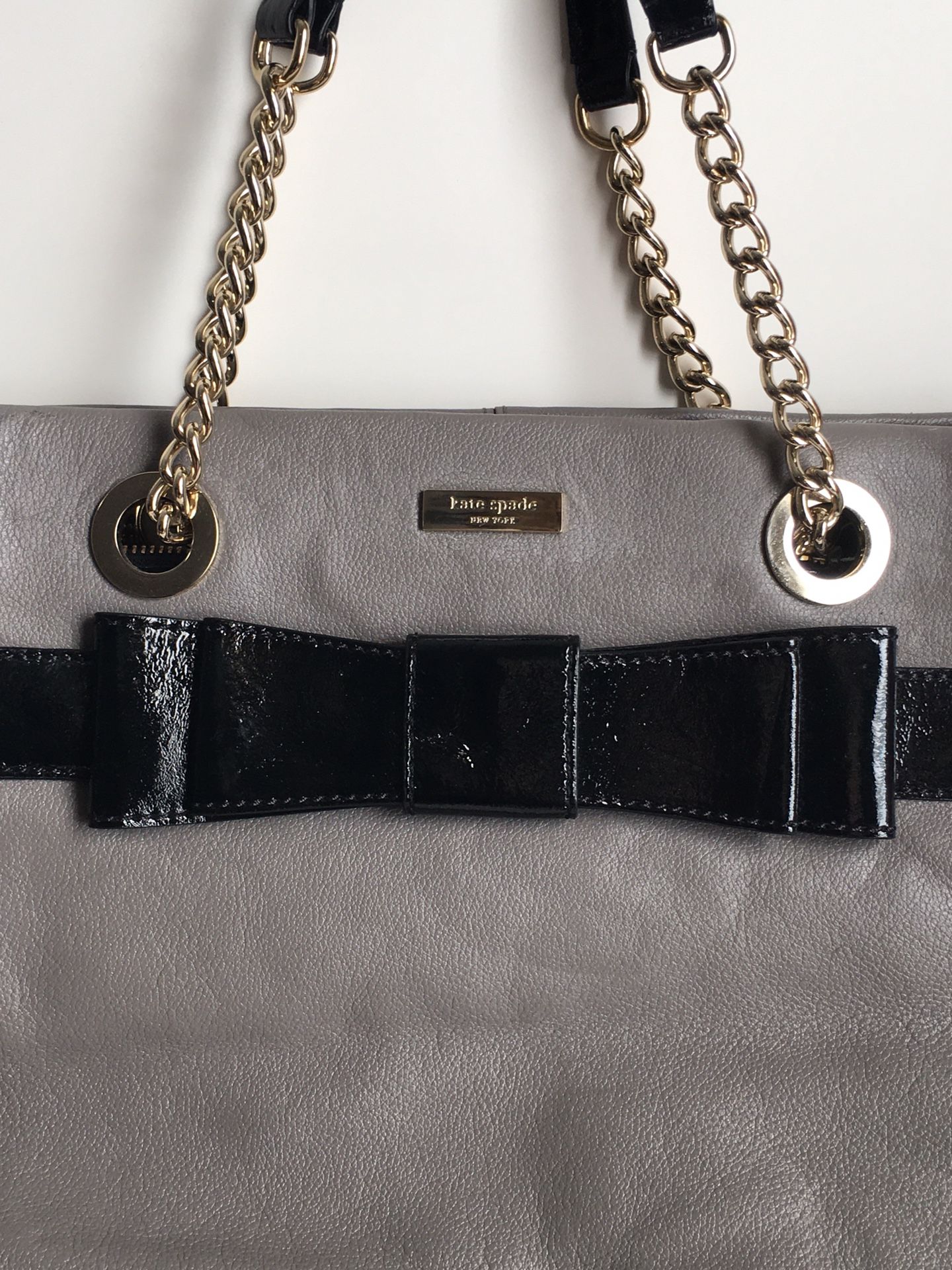 KATE SPADE NEW YORK WOMENS HANDBAG LEATHER GRAY AND BLACK PURSE HANDBAG 