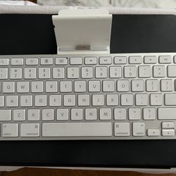 Apple iPad Keyboard Dock