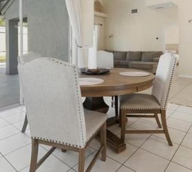 Round dining table