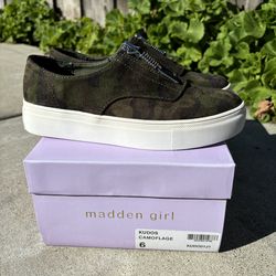 New in Box Madden Girl Women’s 6 Kudos Camouflage Sneaker Shoe Zip Top Velour Camo Print