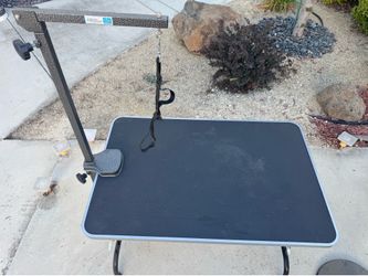 Dog grooming table