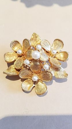 GOLD TONE BROCH