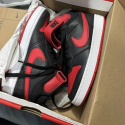 Court borough mid 2 black/university red- white