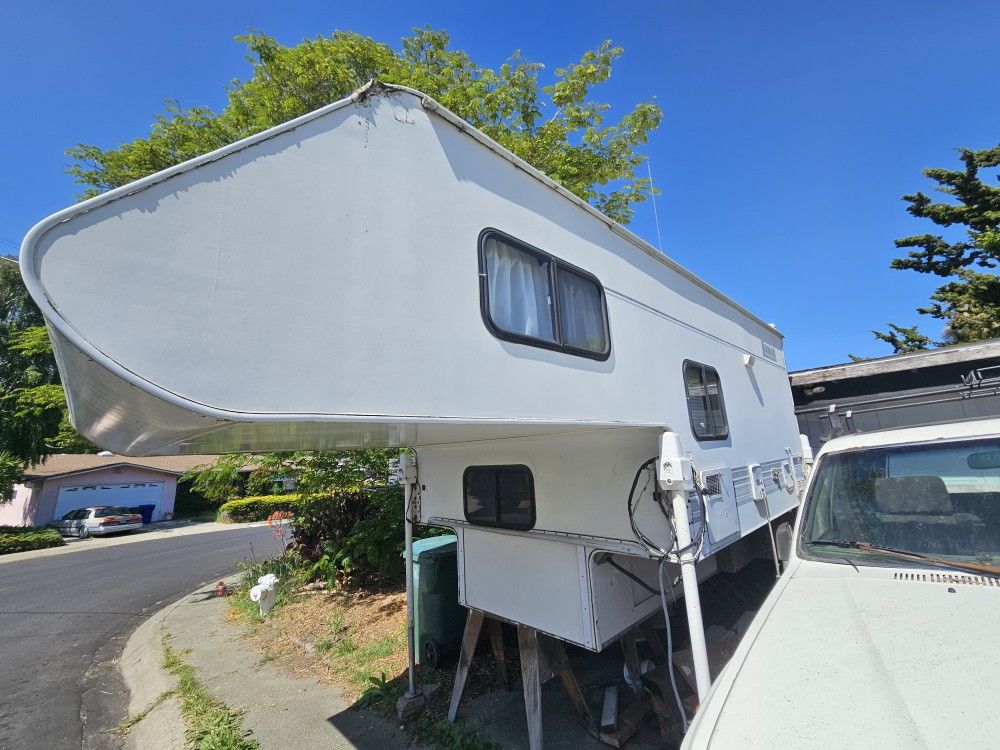Lance cabover camper