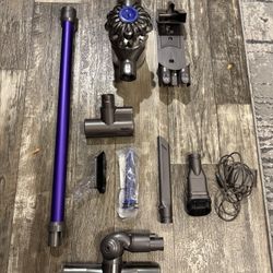 Dyson V6 SV04 Cordless Vacuum – Excellent Condition + Charger + Attachments 