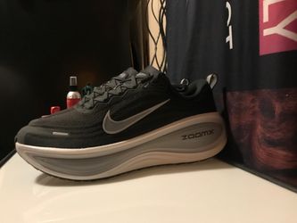 Mens 10.5• NIKE VOMERO PLUS- ZOOM X