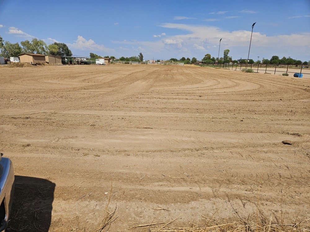 Skidsteer. Grade Tractor