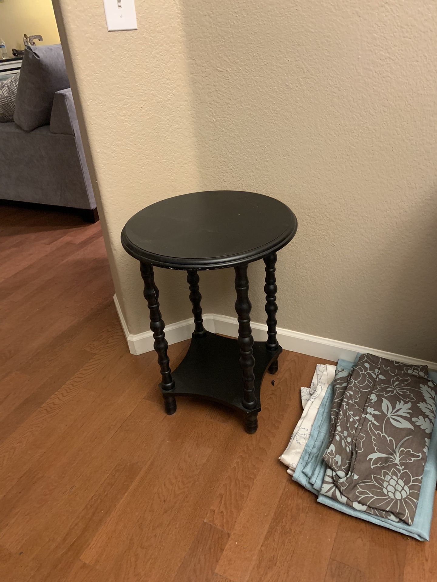 Accent table