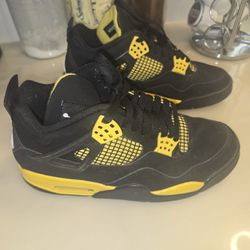 Nike Jordan 4 Retro Thunder (Great Condition)