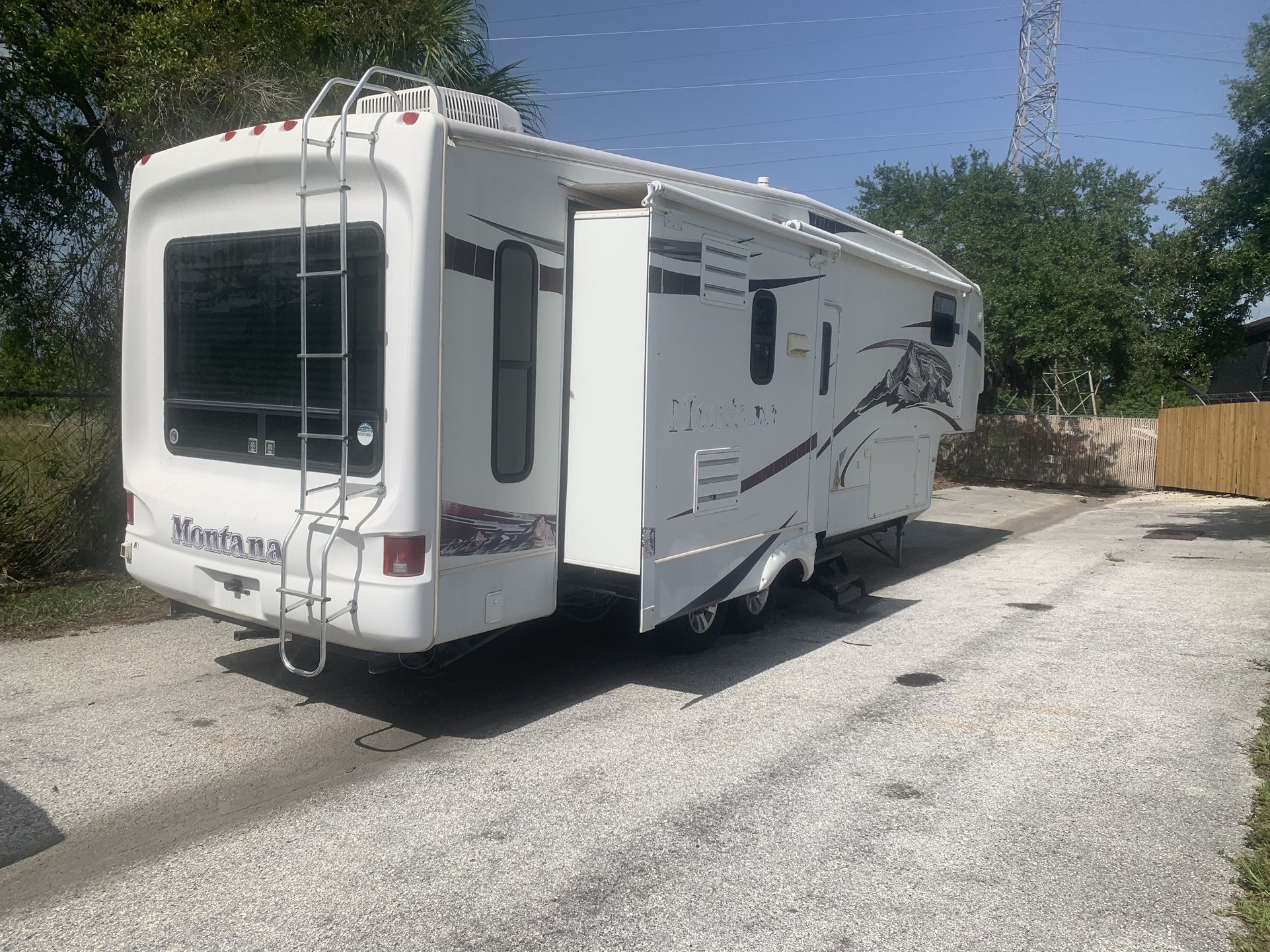 2009 Montana 5th Wheel RV 