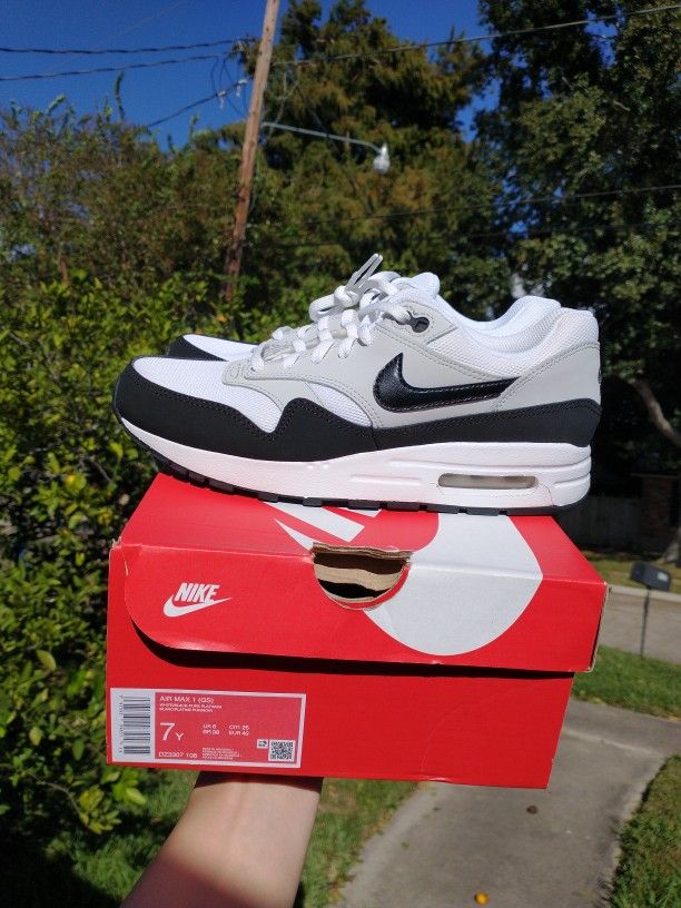 New Nike Air Max 1 Gs Size 7y black And White