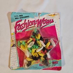 1988 Fashion World Barbie Shoes 11 1/2" Doll Accessories Vintage Condition The product is a pair of 1988 vintage Barbie shoes from American Fashion Wo