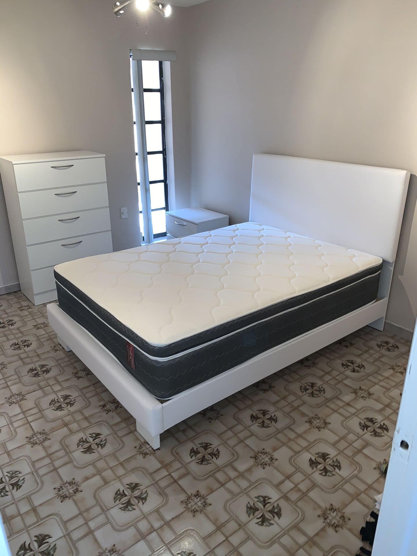 New queen white bedroom set 4 pieces. Mattress bed frame chest and night stand FREE DELIVERY. Also available in full size and twin size black and br