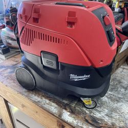Milwaukee Dust Extractor 