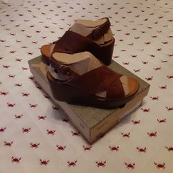BORN SIZE 8 LEATHER EMBOSSED SANDAL 
