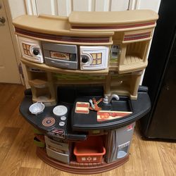 Play Kitchen W Accories 