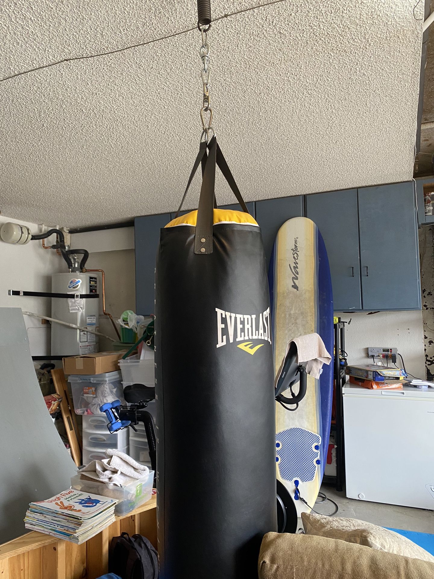 Everlast Punching Bag w/ Mounting Hardware