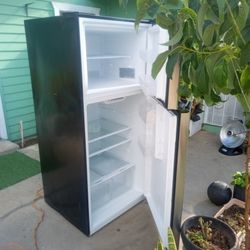 Good Insignia Refrigerator Works Great 
