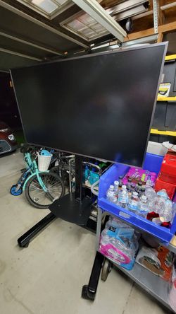 Samsung LH55QMHPLGC/GO a 55-inch with a Chief c16 tall stand