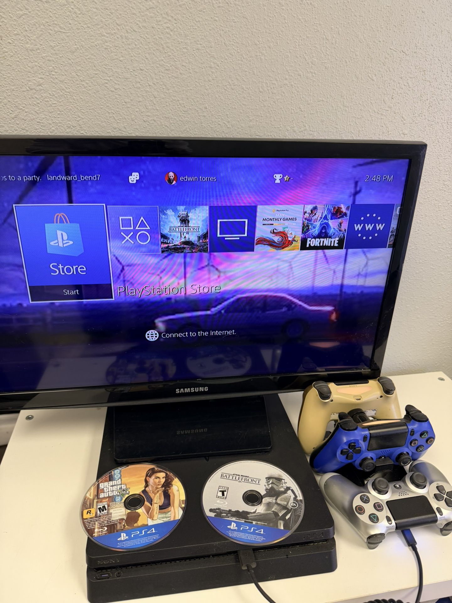 PS4 Slim 1 TB Bundle