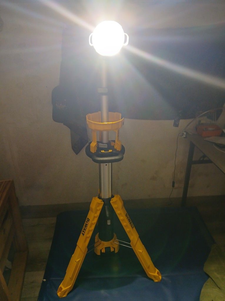 Dewalt Standing Cordless Worklight