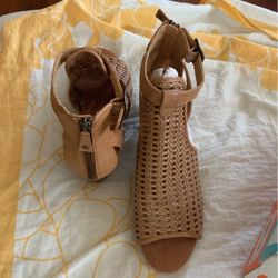  Baretraps  size 9.5 sandals 