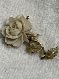 Vintage LISNER Gold Tone Carved Brooch Lapel Pin
