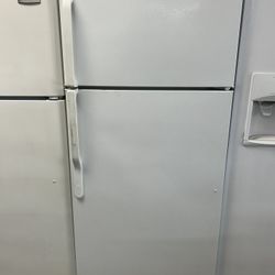 28” Wide Refrigerator With Ice Maker 