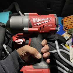 Milwaukee 1/2 Ring Impact Wrench Gun WithBattery/Charger. 