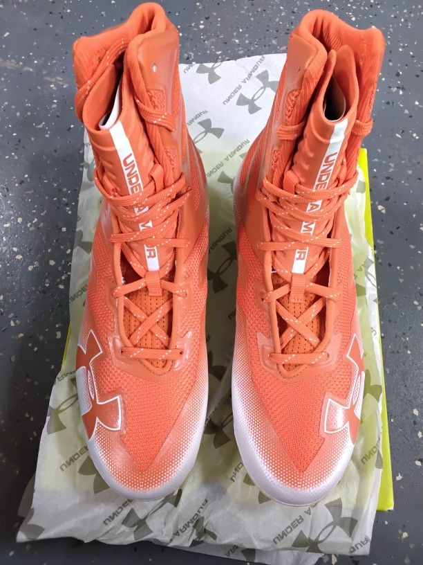 UNDER ARMOUR HIGHLIGHT MC SOCCER CLEATS ORANGE COLOR SIZE 9