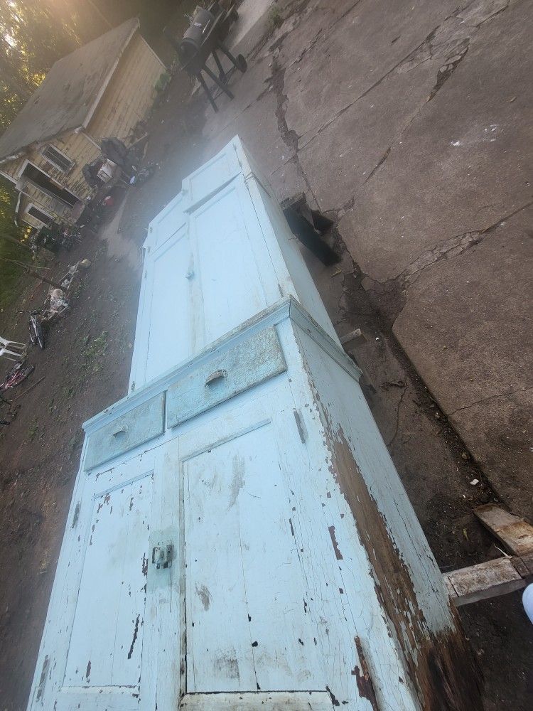 Vintage Cabinet Collectibles & Art