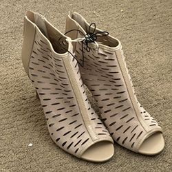 Ladies Shoes  Size 10  NEW/tags