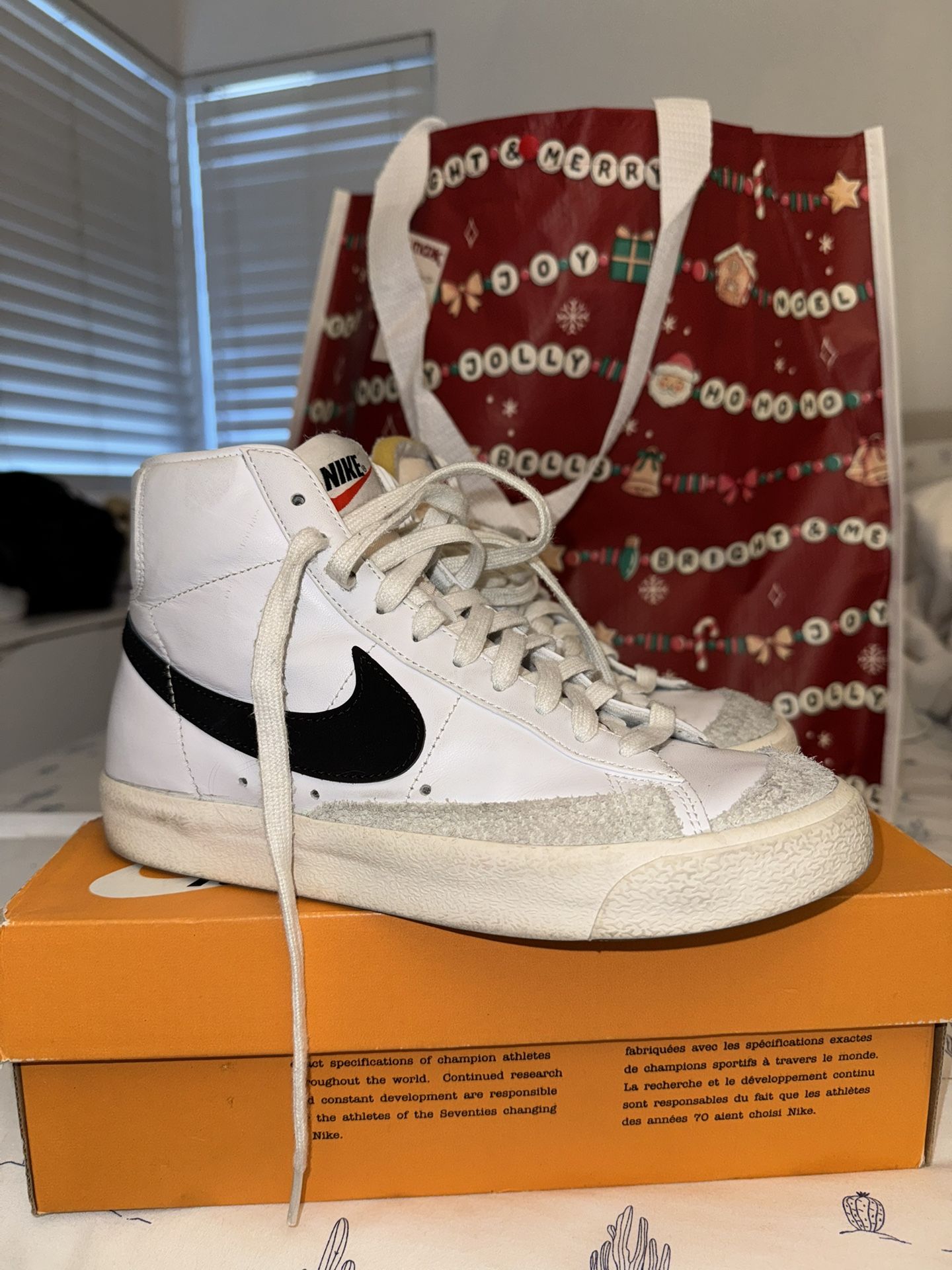 White Blazer Mid 77