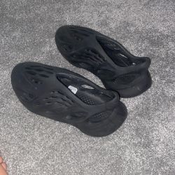 Yeezy Form Runners Size 9