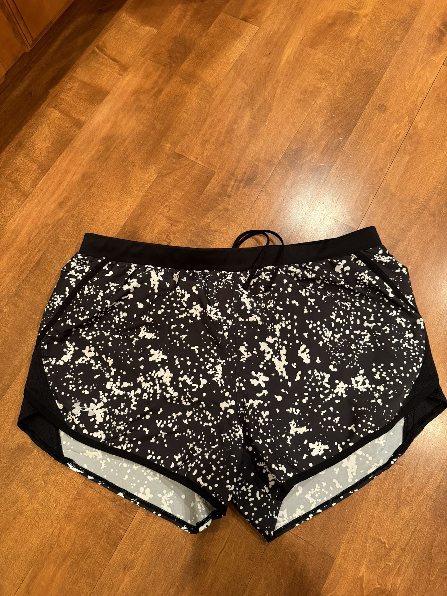 Woman’s Under Armour Workout Shorts Like New Shipping Avaialbe 