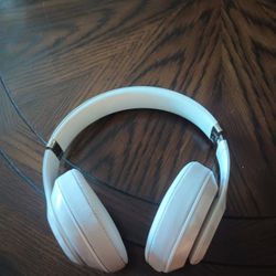 2 PAIRS OF BEAT WIRELESS STUDIO 3 HEADPHONES SLIGHTLY USED IN EXCELLENT CONDITION 