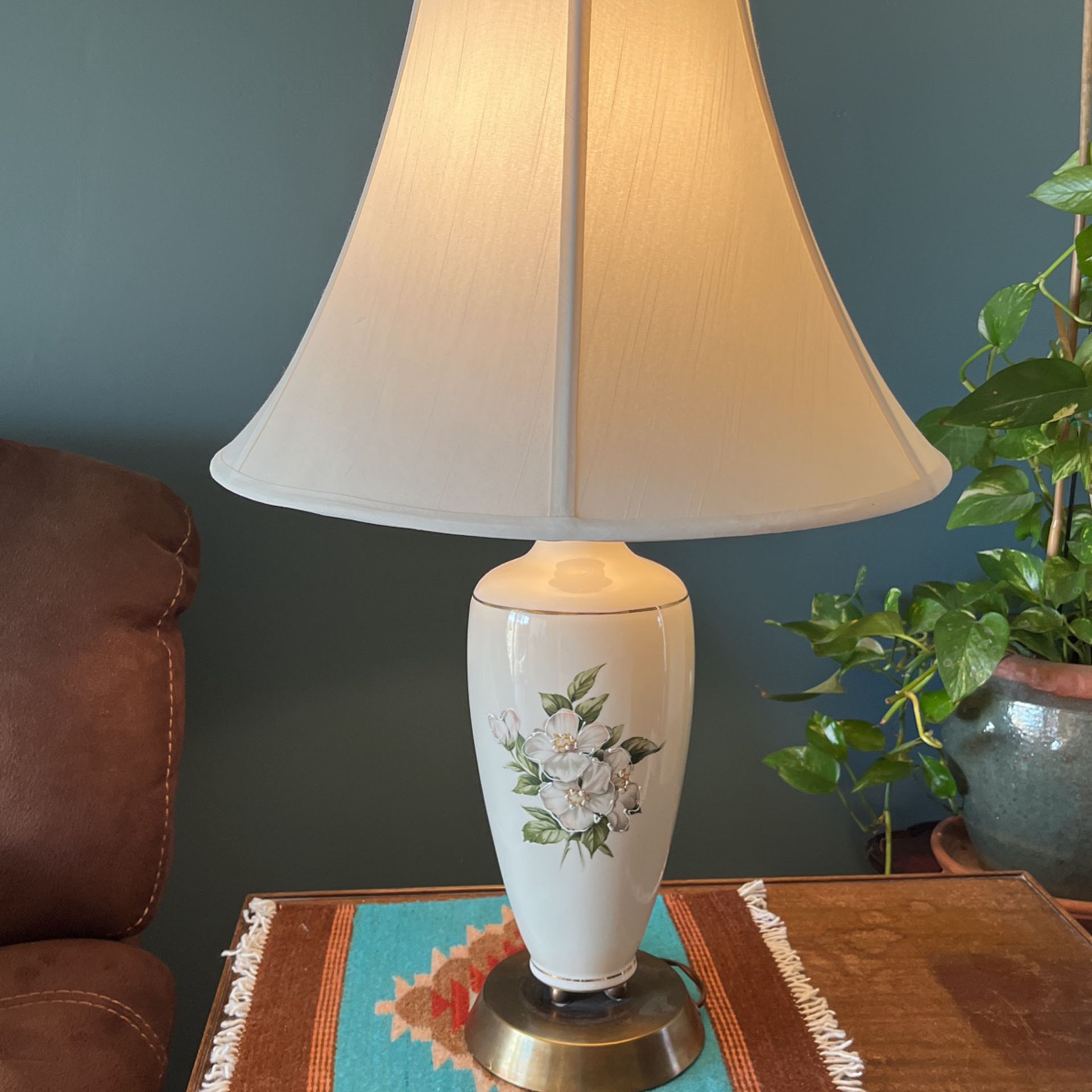 Beautiful Vintage Table Lamp With Raised Dogwood Design Must Sell OBO