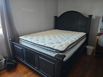 Queen size bed / mattress / wood frame