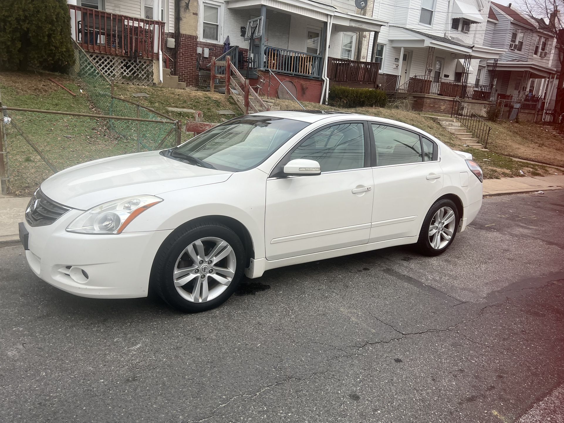 Super Clean Nissan Altima Sport SR 3200obo