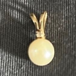 Sale!! 10k Gold, Pearl And Diamond Pendant 