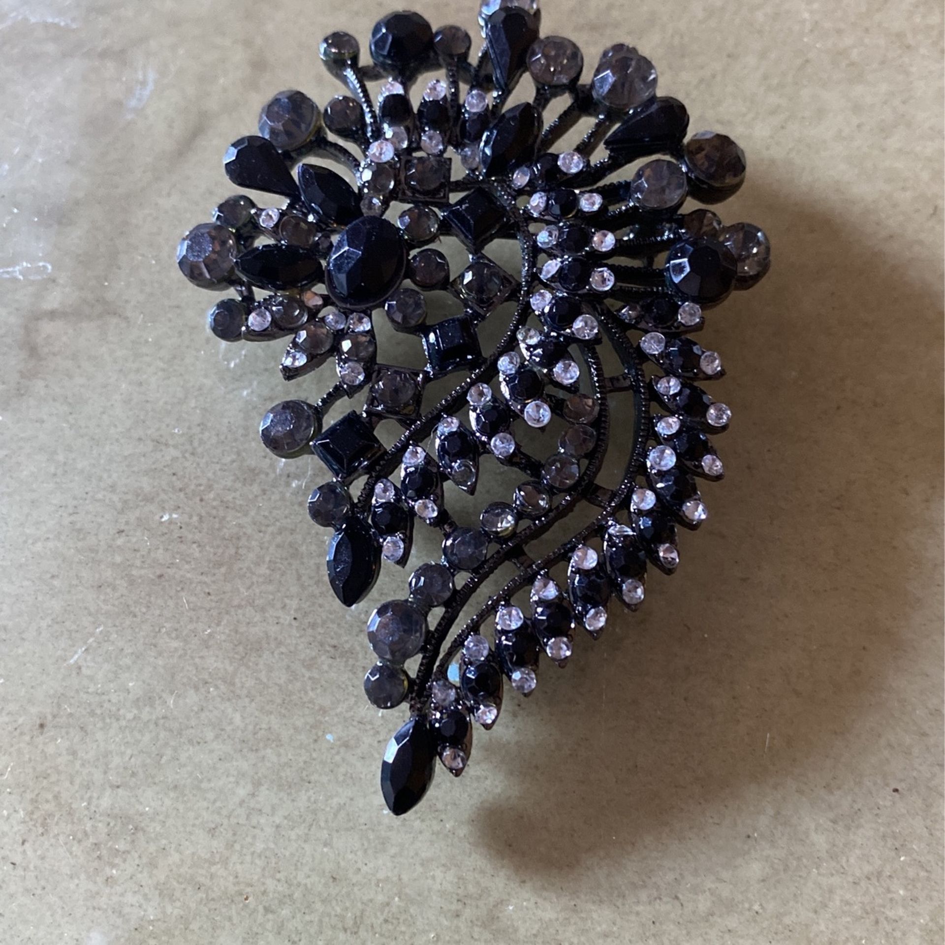 Lovely Vintage 3 inch jewelry pen loaded with clusters of black, gray, and fabulous clear rhinestones